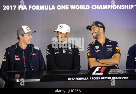 Von links nach rechts, Toro Rosso "Daniil Kvyat, Mercedes Lewis Hamilton und Red Bull Daniel Ricciardo Teilnahme an einer Pressekonferenz des 2017 British Grand Prix in Silverstone, Towcester tagsüber Paddock. Stockfoto