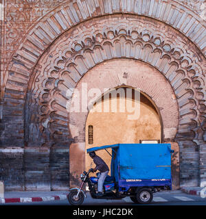 Marrakesch, Marokko - ca. September 2015 - Menschen am Bab Agnou Eingang zur medina Stockfoto