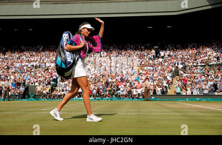 Johanna Konta winkt der Menge nach dem Verlust ihr Halbfinalspiel gegen Venus Williams am Tag zehn der Wimbledon Championships in The All England Lawn Tennis and Croquet Club, Wimbledon. Stockfoto