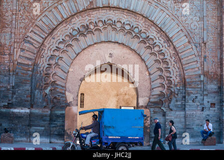 Marrakesch, Marokko - ca. September 2015 - Menschen am Bab Agnou Eingang zur medina Stockfoto