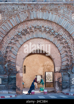 Marrakesch, Marokko - ca. September 2015 - Menschen am Bab Agnou Eingang zur medina Stockfoto