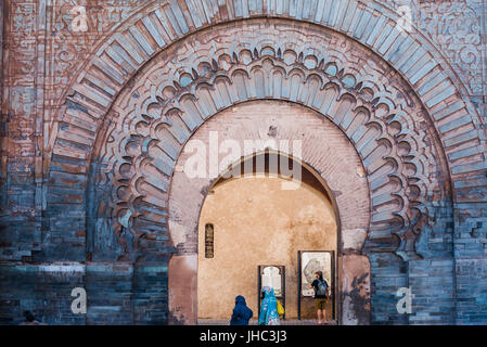 Marrakesch, Marokko - ca. September 2015 - Menschen am Bab Agnou Eingang zur medina Stockfoto