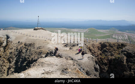 Westliche Touristen auf dem Gipfel des Mount Paektu am Rande des Vulkankraters. Nordkorea / Nordkorea Stockfoto