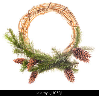 Adventskranz aus Fichte Zweige mit Zapfen Stockfoto
