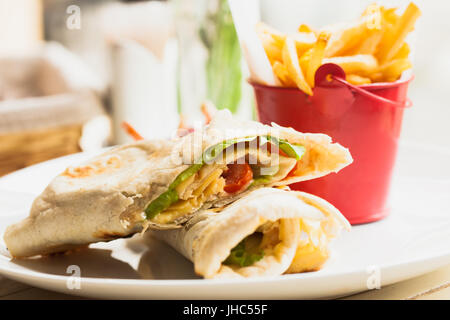 Frisches Fladenbrot-Sandwich mit Pommes Frites und Salat Stockfoto