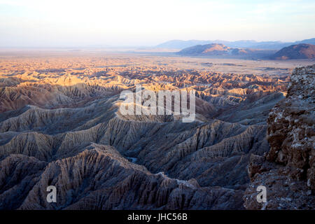 trübe heißen weiten Wüstenlandschaft mit Grate, Berge, Täler, gebadet im Abendlicht Stockfoto