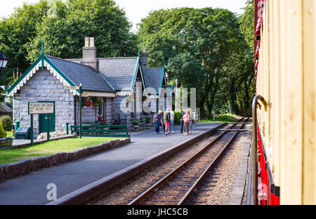 Castletown Steam Railway Station, Leute, Warten, Zug Stockfoto