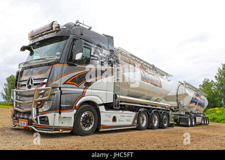 LOVIISA, Finnland - 1. Juli 2017: Mercedes-Benz Actros Uniq Konzept der Kuljetus Auvinen auf dem Display am Riverside LKW treffen, Finnland. Stockfoto