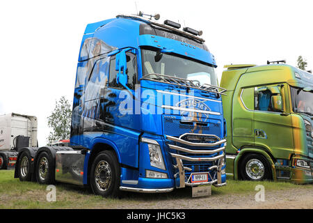 LOVIISA, Finnland - 1. Juli 2017: Blauer Volvo FH500 LKW der Kuljetus V-P-Puurunen mit dem Thema Finnland 100 Jahre auf Anzeigen auf Riverside LKW mich Stockfoto