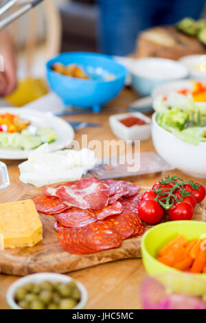 Mediterrane Küche auf einem Tisch mit Schinken, Käse, Tomaten und Salat. Stockfoto