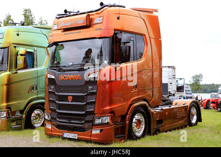 LOVIISA, Finnland - 1. Juli 2017: Schön angepasst nächsten Generation Scania S580 von Martin Pakos auf dem Display am Riverside LKW treffen, Finnland. Stockfoto