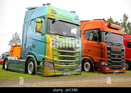 LOVIISA, Finnland - 1. Juli 2017: Zwei individuell schön nächste Generation Scania S580 super Trucks von Martin Pakos auf dem Display am Riverside LKW mich Stockfoto