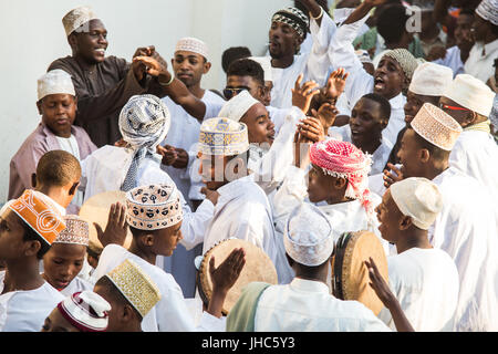 Prozession (Zefe) durch die Straßen der Altstadt von Lamu, Maulidi feiern, die Geburt des Propheten Mohammed, Insel Lamu, Kenia Stockfoto