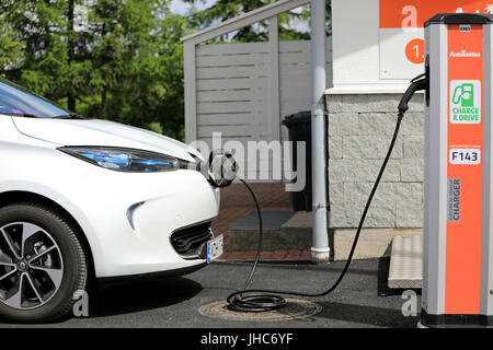 FORSSA, Finnland - 23. Juni 2017: Weiße Renault Zoe ZE 40 ist Batterie Ladestation für Elektroautos. Das 5-Türer Fließheck ZE 40 verfügt über einen Akku von 41 kWh und Maxi Stockfoto