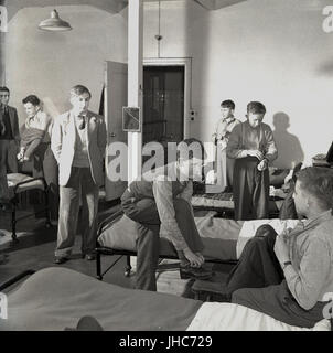 1948, Internat, vor dem Schlafengehen an ein einer britischen Public School, Jungs in Haileybury College, Hertford, England, UK für Bett in ihrem Schlafsaal unter dem wachsamen Auge der Housemaster vorbereiten. Stockfoto