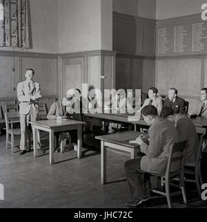 1948, historische, Bild zeigt eine Schüler an Hailey Internat, ein traditionelles britisches Jungen nur Internat eine Rede vor seinen Mitschülern und Meister. Stockfoto