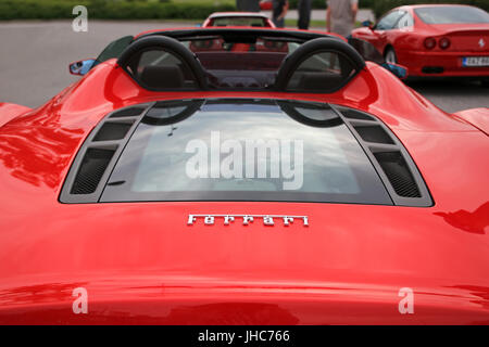 SALO, Finnland - 18. Juni 2017: Detail des roten Ferrari-Cabriolet von der Rückseite zeigt des Motors unter der Haube. Stockfoto