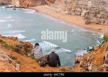 SAGRES, PORTUGAL - 25. August 2016: Menschen am Strand von Sagres. Dieser Strand ist ein Teil des berühmten touristischen Region der Algarve. Stockfoto