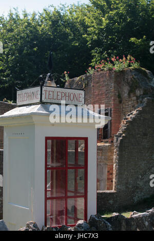 Ein altmodisches Telefon Kiosk und Hausruine in das verlassene Dorf Bucht in Isle of Purbeck, Dorset, England. Stockfoto
