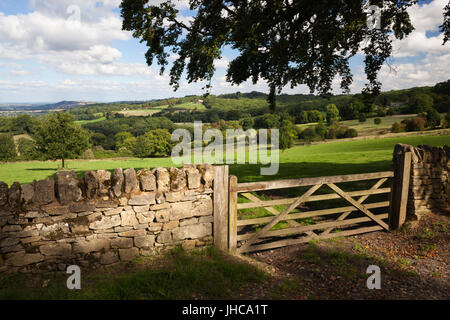 Blick über Cotswold Landschaft und Trockenmauern Mauer mit fünf Holzbar Tor, Saintbury, Cotswolds, Gloucestershire, England, Vereinigtes Königreich, Europa Stockfoto