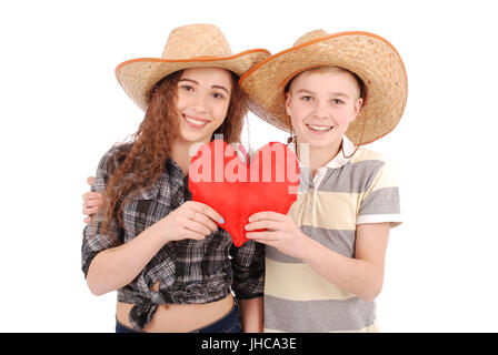 Porträt der jungen Mädchen und der junge hält ein rotes Herz geformten Kissen isoliert auf weiss Stockfoto