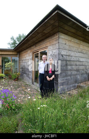 Bild zeigt Bill und Rosie Marshall im Jahr 2011 auf ihre Heimat Cobtun, Worcester eine Cob Eco Kabine 2001 erbaute von Birminghams Associated Architects in 2 Stockfoto
