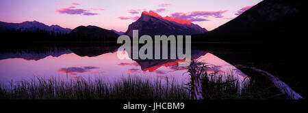 Mt Rundle reflektieren die Vermilion Lakes, Banff NP Kanada Stockfoto