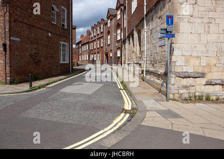 Stilistisch, eines der alten Straßen in der historischen Stadt von York Stockfoto