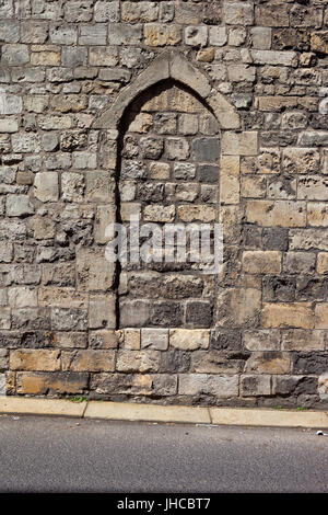Architektonischen Hintergrund mit einem Steinbogen inmitten der mittelalterlichen Stadtmauer von der historischen Stadt York in Monk Bar Stockfoto