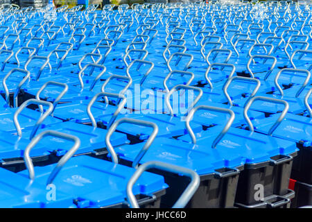 Recycling-Wheelie Behälter mit drei Fächern an einem Rat Recyclinghof, bereit, an lokalen Häuser verteilt werden. Stockfoto