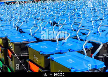 Recycling-Wheelie Behälter mit drei Fächern an einem Rat Recyclinghof, bereit, an lokalen Häuser verteilt werden. Stockfoto