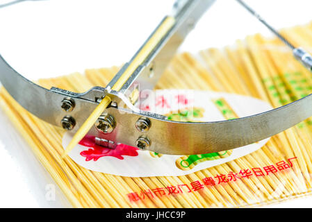 Zahnstocher Katapult, gefährliche Stahl "Spielzeug" aus China, die Brände Zahnstocher mit genug Kraft, um Haut zu brechen und das Projektil in einen Apfel einbetten. Stockfoto