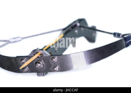 Zahnstocher Katapult, gefährliche Stahl "Spielzeug" aus China, die Brände Zahnstocher mit genug Kraft, um Haut zu brechen und das Projektil in einen Apfel einbetten. Stockfoto