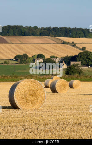 Runde Heuballen in Stoppeln Feld und Farm, Cutsdean, Cotswolds, Gloucestershire, England, Vereinigtes Königreich, Europa Stockfoto