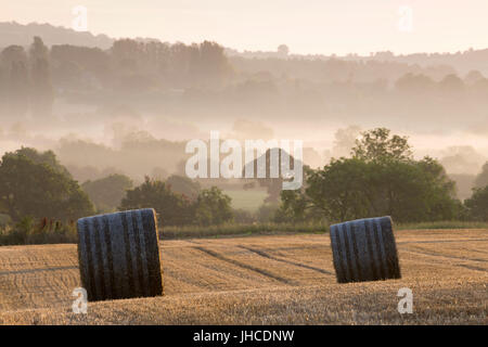 Runde Heuballen im Stoppelfeld, Chipping Campden, Cotswolds, Gloucestershire, England, Vereinigtes Königreich, Europa Stockfoto