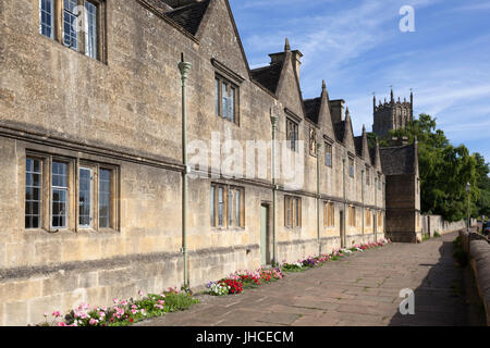 Armenhäuser und St. James Church, Chipping Campden, Cotswolds, Gloucestershire, England, Vereinigtes Königreich, Europa Stockfoto