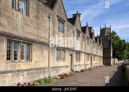 Armenhäuser und St. James Church, Chipping Campden, Cotswolds, Gloucestershire, England, Vereinigtes Königreich, Europa Stockfoto