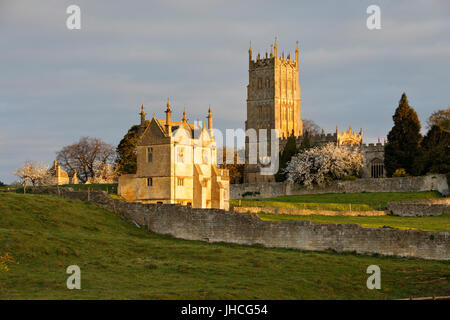 St. James Kirche und Osten Bankett- Haus der alten Campden Haus, Chipping Campden, Cotswolds, Gloucestershire, England, Vereinigtes Königreich, Europa Stockfoto