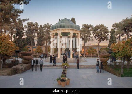 SHIRAZ, IRAN - Januar 2: Menschen besuchen Grabstätte des Hafes auf 2. Januar 2017 Shiraz im Iran. Hafez und Saadi, 2 größten Dichter Persiens. Stockfoto