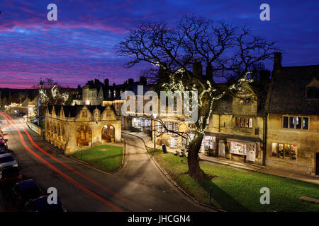 Markthalle und Cotswold Steinhäusern entlang der High Street in der Abenddämmerung, Chipping Campden, Cotswolds, Gloucestershire, England, Vereinigtes Königreich, Europa Stockfoto