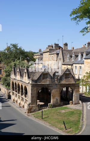 Markthalle und Cotswold Steinhäusern entlang Hautpstraße, Chipping Campden, Cotswolds, Gloucestershire, England, Vereinigtes Königreich, Europa Stockfoto