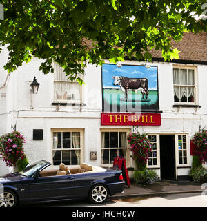 Der Bull Pub Theydon Bois, Essex mit einem Cabrio außerhalb geparkt Stockfoto
