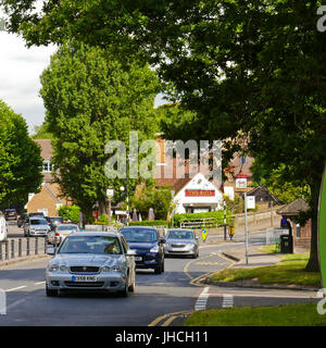 Niederwald Zeile, Theydon Bois, Essex. Der Bull Pub ist im Hintergrund. Stockfoto