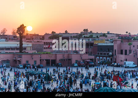 Marrakesch, Marokko - ca. September 2015 - Sonnenaufgang über Marrakechs zentralen Platz Djemaa el fna Stockfoto