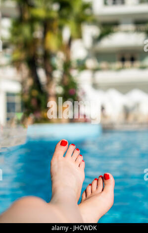 Frau die Füße entspannt im pool Stockfoto