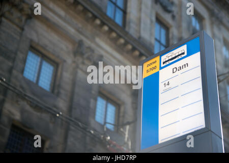 Niederlande, AMSTERDAM - 3. Juni 2017: Straßenbahn-Schild am Damplatz in Amsterdam, Niederlande Stockfoto