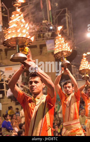 Hinduistische Gebete am Ganges Fluss Ghats in Varanasi, Indien. Varanasi ist eine der ältesten Städte in der Welt & ein wichtiges touristisches Ziel Stockfoto