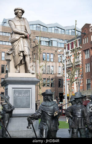 Rembrandt-Statue am Rembrandtplein (Rembrandt-Platz) in Amsterdam, Niederlande Stockfoto