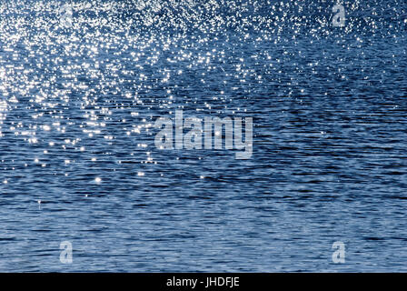 Wasser Textur.  Kobaltblau, sanft gewellter Meer Wasser Füllung Rahmen mit hellen, funkelnden gefleckte Sonnenlicht. Stockfoto