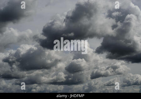 Dunkelgrau, bedrohliche Wolken über den Himmel rollt. Stockfoto